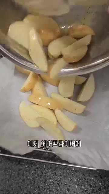 전자레인지에 녹인 버터를 감자에 넣고 소금, 후추를 뿌려 잘 섞어주세요. — 우리 엄마 초간단 요리 웨지감자!