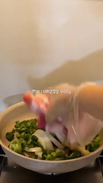 팬에 대패삼겹살과 콩나물을 넣습니다. — 10분 콩나물 불고기 레시피