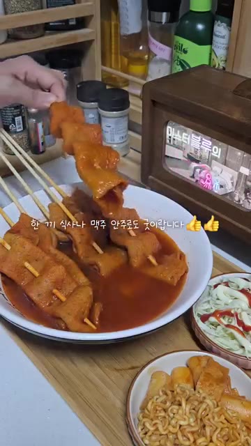 꼬치어묵을 넣고 취향에 따라 가쓰오 또는 매운맛으로 조리한다. 완성… — 삼진어묵 매콤 진한 꼬치어묵