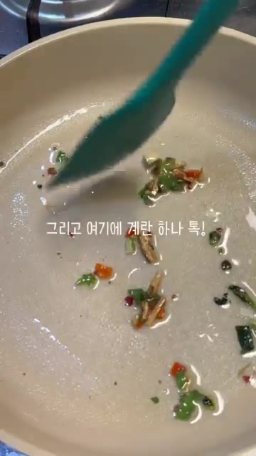 계란을 넣고 스크램블처럼 만들어 줍니다. — 백종원 선생님의 볶음라면 레시피