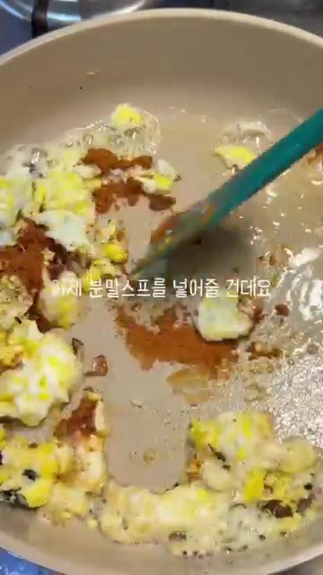 계란이 어느 정도 익으면 라면 스프 2/3를 넣고 볶아줍니다. — 백종원 선생님의 볶음라면 레시피