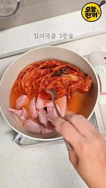 팬에 김치 300g을 넣고 스팸 200g은 숟가락으로 큼직하게 썰어… — 집에 스팸 있으면 꼭 해보세요! 밥 두 공기 순삭 스팸김치찌개 🍲
