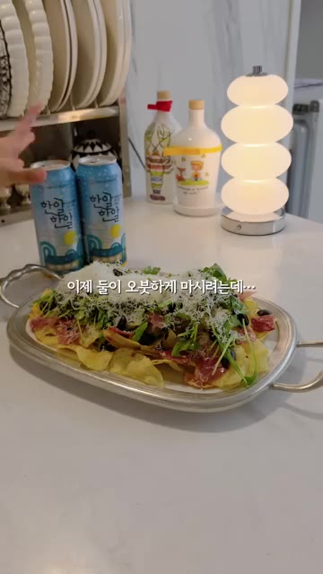 올리브 오일을 뿌리고 발사믹 글레이즈를 뿌린다. — 불 없이 5분 만에 만든 맥주안주