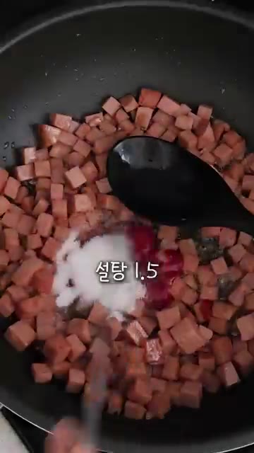 케첩 2큰술, 맛술 2큰술, 설탕 1.5큰술, 간장 반 스푼을 넣고… — 밥 하기 귀찮을 때 딱 10분 초간단 스팸마요덮밥