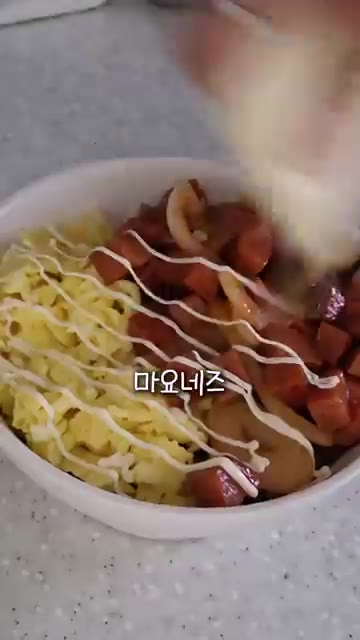 그릇에 밥을 담고 스크램블 에그, 볶은 스팸을 올립니다. — 밥 하기 귀찮을 때 딱 10분 초간단 스팸마요덮밥