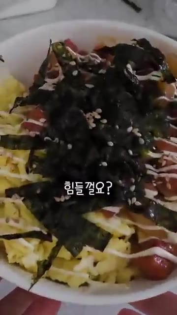 마요네즈, 김, 깨를 뿌려주면 맛있는 스팸마요덮밥 완성입니다. — 밥 하기 귀찮을 때 딱 10분 초간단 스팸마요덮밥