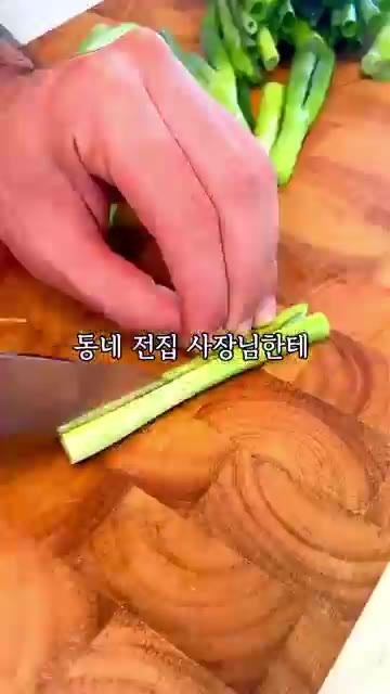 볼에 썰어둔 재료와 부침가루, 튀김가루, 탄산수, 참치액을 넣고 반… — 부침개 바삭하게 하려면 물 대신 이것을 넣으세요!