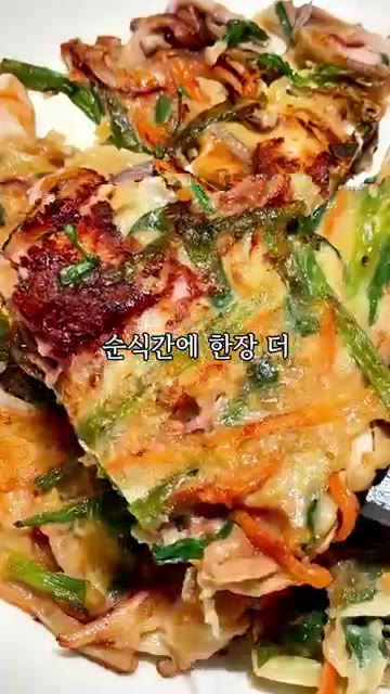 불을 중불로 줄여 반죽이 노릇하게 익을 때까지 부친다. — 부침개 바삭하게 하려면 물 대신 이것을 넣으세요!