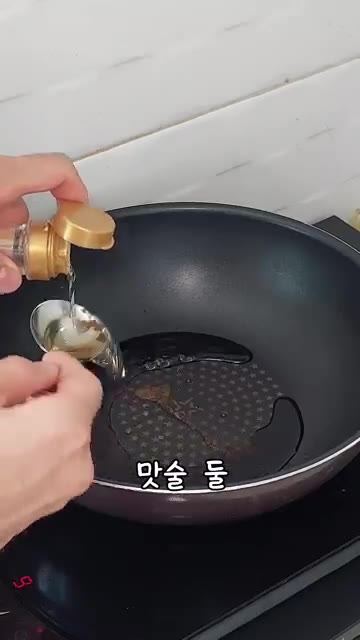 팬에 간장 2큰술, 맛술 2큰술, 설탕 1큰술, 다진 마늘 반 큰술… — 오야코동