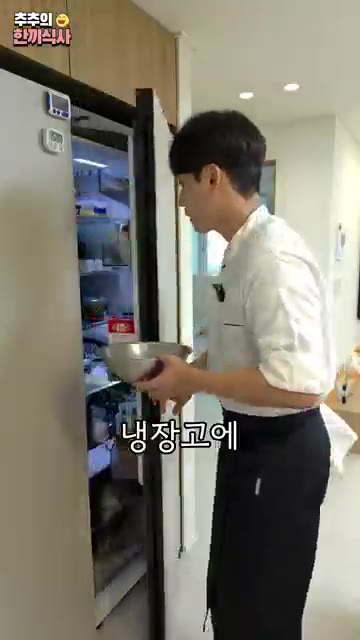냄비에 물 2.1L, 다시마 1장, 멸치 한 줌, 무 2장, 양파… — 쫄깃한 식감의 비법! '수제비' 레시피!