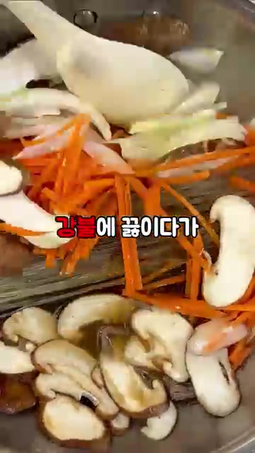 진간장 3큰술을 넣고 강불에 끓입니다. — 팬 하나로 만드는 야노시호 원팬 잡채