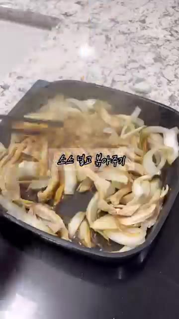 소스를 넣고 볶아준다. — 10초 만에 보는 다이어트 치킨마요