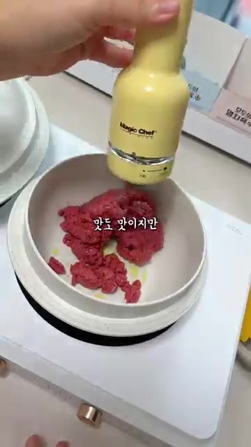 팬에 올리브유를 두르고 소금 한 꼬집과 후추를 뿌린 소고기 다짐육을… — 가을 보약 소고기무솥밥 레시피