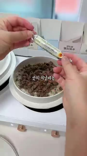 덜어두었던 소고기를 밥 위에 덮고 버터를 올려 10분간 뜸을 들인다. — 가을 보약 소고기무솥밥 레시피