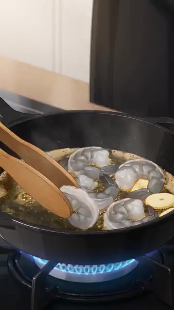 노릇하게 구운 바게트를 곁들여 냅니다. — 마늘 새우 감바스 레시피 🦐 올리브유에 마늘과 고추로 향을 낸 스페인식 새우 요리 | Gambas al Ajillo