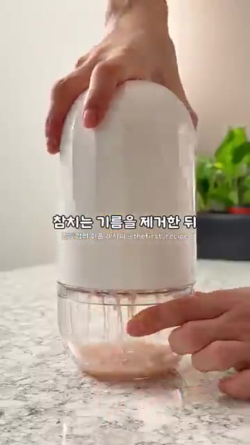 묵은지는 물에 씻어 물기를 꼭 짜고 채 썰어 들기름과 통깨에 무쳐줍니다. — 불 없이 완성되는 초간단 묵은지 참치김밥 만들기 🍙