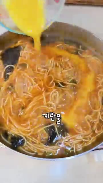 면이 익으면 풀어둔 계란물을 원을 그리듯 부어 젓지 않고 익힌다.… — 10분 완성! 계란김국수