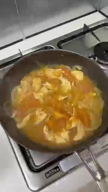 닭가슴살을 찢어가며 약불에서 10분 더 졸여줍니다. — 카레에 토마토 넣었더니 카레가 미쳤어요