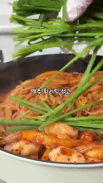 물 50ml를 넣고 졸이듯이 볶는다. — 명절에 잡채 못 참는 다이어터 모여라 ✨🙋‍♀️ #다이어트레시피 #곤약잡채 #강민경잡채 #곤약두부면 #콩나물잡채