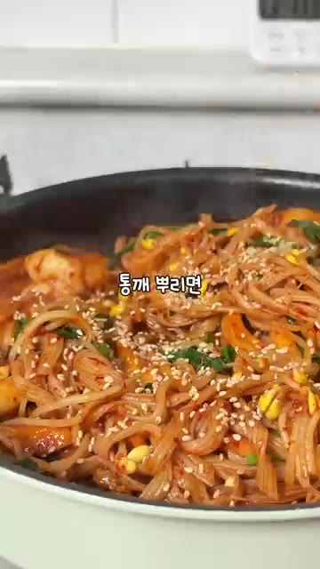 부추를 넣고 참기름과 통깨를 뿌려 마무리한다. — 명절에 잡채 못 참는 다이어터 모여라 ✨🙋‍♀️ #다이어트레시피 #곤약잡채 #강민경잡채 #곤약두부면 #콩나물잡채