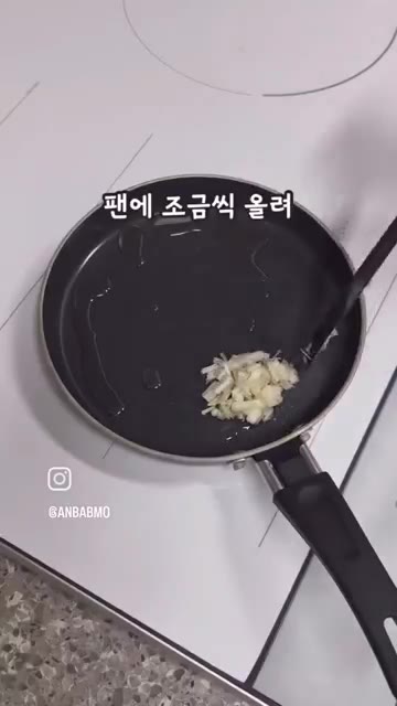 팽이버섯과 모짜렐라 치즈를 넣고 잘 섞어줍니다. — 바삭고소한 버섯요리 팽이버섯치즈전