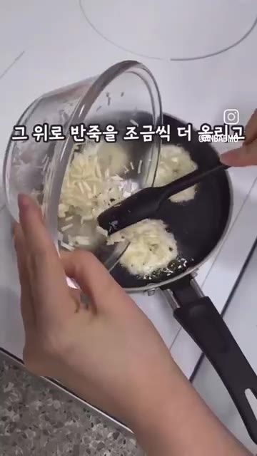 팬에 기름을 두르고 반죽을 조금씩 올려 모양을 잡아줍니다. — 바삭고소한 버섯요리 팽이버섯치즈전