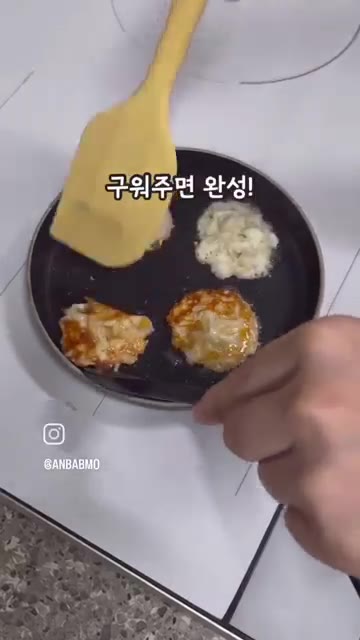 반죽을 조금씩 더 올리고 앞뒤로 바삭하게 구워줍니다. — 바삭고소한 버섯요리 팽이버섯치즈전