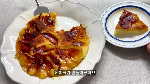 사과 1개를 준비해 껍질을 벗기고 4등분한 뒤, 각 조각을 4~5개… — 노오븐 사과 케이크 만들기, 후라이팬 초간단 레시피