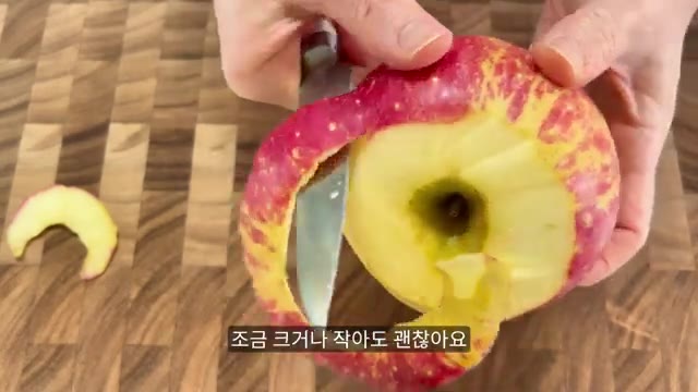 사과를 썰 때 너무 얇게 썰면 나중에 식감이 없어질 수 있으니 도톰… — 노오븐 사과 케이크 만들기, 후라이팬 초간단 레시피