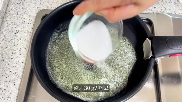팬을 약한 불에 올리고 버터 20g을 천천히 녹여주세요. 불이 세면… — 노오븐 사과 케이크 만들기, 후라이팬 초간단 레시피