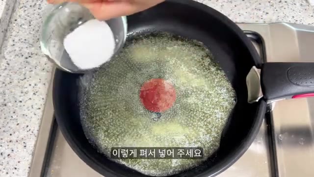 버터가 다 녹으면 설탕 30g을 팬에 골고루 뿌려주세요. — 노오븐 사과 케이크 만들기, 후라이팬 초간단 레시피