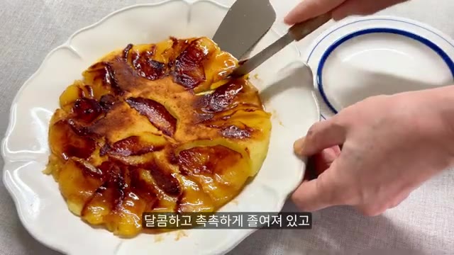 사과 위에 뚜껑을 덮고 약한 불에서 10분 정도 익혀주세요. — 노오븐 사과 케이크 만들기, 후라이팬 초간단 레시피