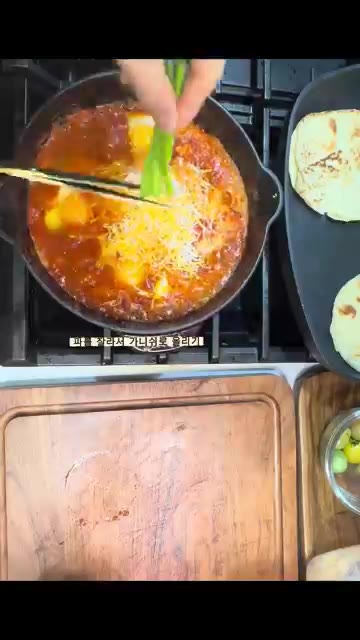 방울토마토와 버터를 넣고 계란을 깨뜨려 넣는다. — 고추장으로 진한 맛 폭발! 실패 없는 에그인헬(샥슈카) 만들기
