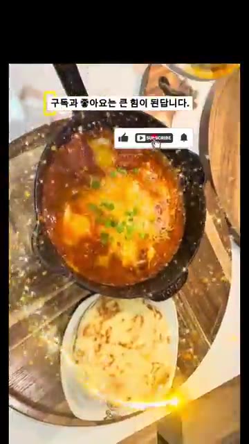 뚜껑을 닫고 약불에서 소스가 졸아들 때까지 끓인 후 올리브 오일을… — 고추장으로 진한 맛 폭발! 실패 없는 에그인헬(샥슈카) 만들기