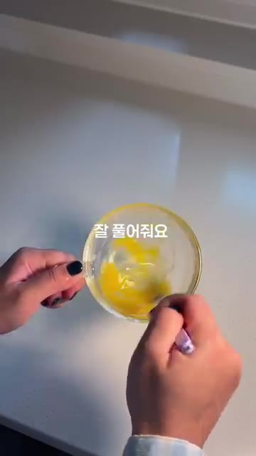 계란을 깨서 잘 풀어줍니다. — 아기 한그릇 요리 ㅣ 부드럽고 촉촉한 토마토달걀덮밥