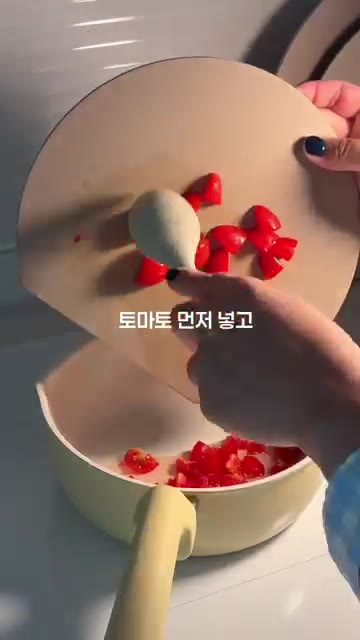 팬에 채수를 약간 넣고 토마토를 넣어 약불에서 5분간 졸여줍니다. — 아기 한그릇 요리 ㅣ 부드럽고 촉촉한 토마토달걀덮밥