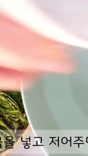 물 1리터에 천일염 200g을 넣고 잘 녹여줍니다. 단풍깻잎을 한… — 가을의 맛! 삭힌 단풍깻잎김치, 손쉽게 담그는 황금비율 깻잎김치