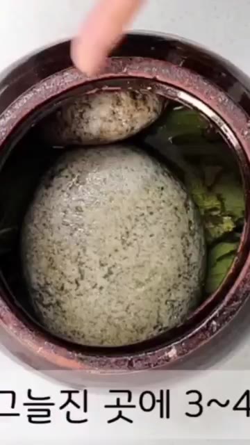 항아리에 담긴 깻잎을 3~4일 정도 서늘한 곳에 숙성시킵니다. — 가을의 맛! 삭힌 단풍깻잎김치, 손쉽게 담그는 황금비율 깻잎김치