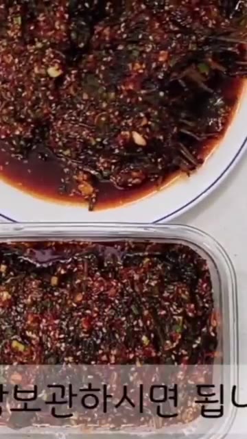 식혀둔 깻잎 사이에 양념장을 발라주면 완성입니다. — 가을의 맛! 삭힌 단풍깻잎김치, 손쉽게 담그는 황금비율 깻잎김치