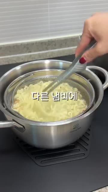 볶아둔 재료에 삶은 면을 넣는다. — 감바스 짜파게티