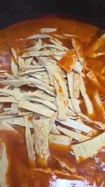 채 썬 어묵 300g을 넣고 끓여주세요. — 누들떡 국물떡볶이