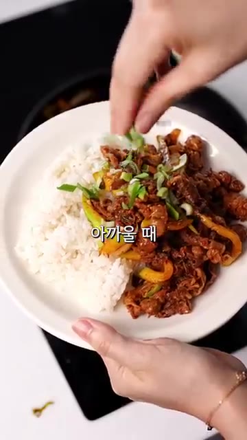 우삼겹을 팬에 넣고 10분 정도 볶아준다. 키친타월로 기름기를 제거한다. — 애호박 요리중에 1등 #레시피