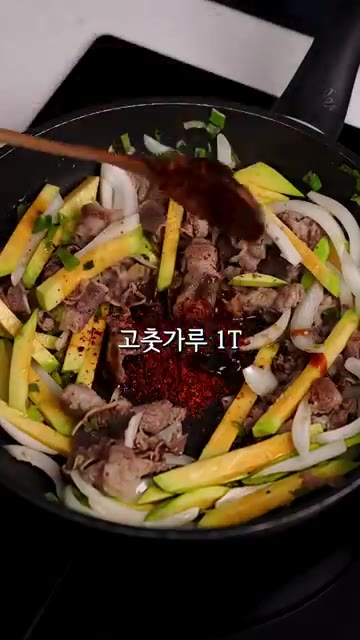간장, 고춧가루, 굴소스를 넣고 중불에 섞으면서 볶아준다. — 애호박 요리중에 1등 #레시피