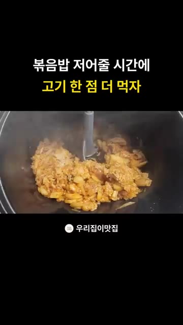 팬에 기름을 두르고 김치를 넣어 볶아줍니다. — 롤팬으로 김치볶음밥 만들기: 삼겹살 후 눌어붙지 않게 볶는 법