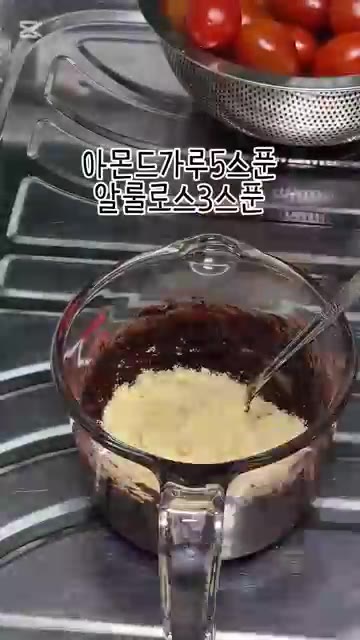 카카오파우더 5큰술에 계란 2개를 넣고 잘 섞어줍니다. — 건강한 초코 브라우니 만들기