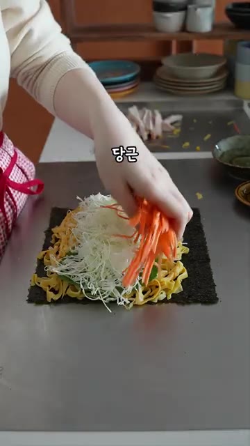 김 위에 계란 지단, 깻잎, 양배추, 당근, 오이, 소스, 닭가슴살… — 밥 빼야 더 맛있는 김밥