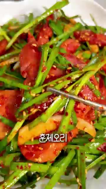훈제 오리를 구워서 기름기를 빼줍니다. — 훈제오리 부추무침 | 오리구이 제일 맛있게 먹는 초간단 레시피