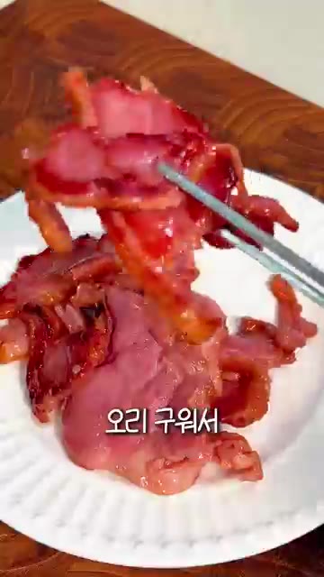 부추와 양파를 썰어 볼에 담습니다. — 훈제오리 부추무침 | 오리구이 제일 맛있게 먹는 초간단 레시피