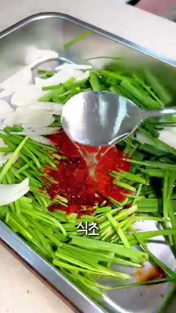 고춧가루, 간장, 식초, 설탕, 참기름, 통깨를 넣고 버무립니다.… — 훈제오리 부추무침 | 오리구이 제일 맛있게 먹는 초간단 레시피