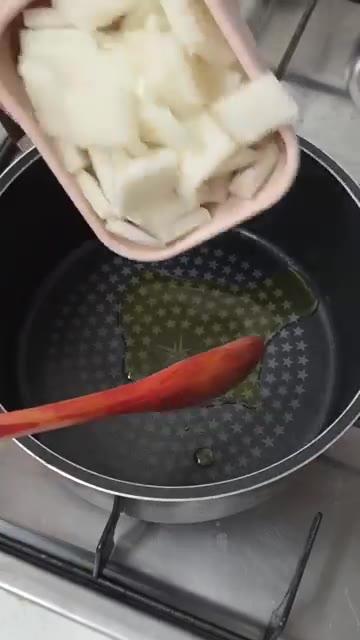 물 800ml를 붓고 끓이다가 국간장 1큰술, 멸치액젓 2큰술, 다… — 간단하지만 시원하고 깊은 맛 오징어 무국
